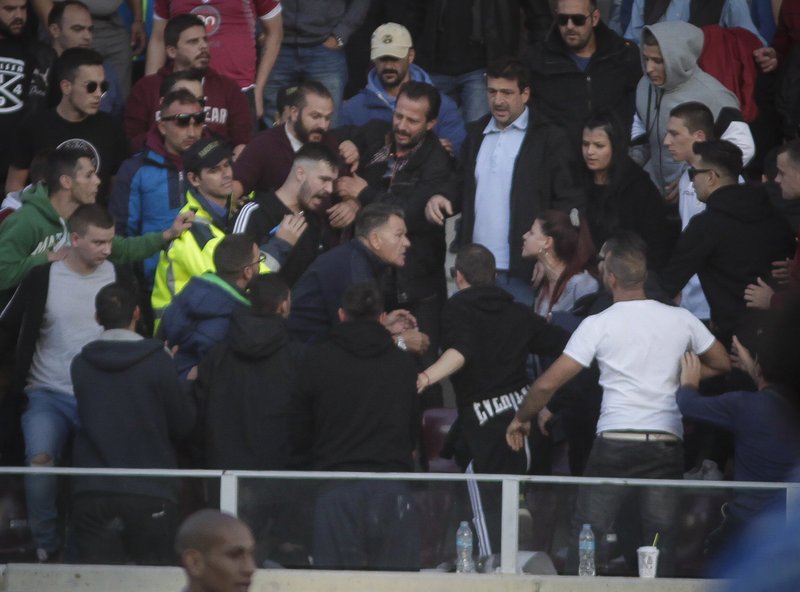 Απίστευτες σκηνές στη Λάρισα: Εξαλλος ο Κούγιας, κατευθύνθηκε προς όσους τον έβριζαν [εικόνες & βίντεο] | iefimerida.gr 5