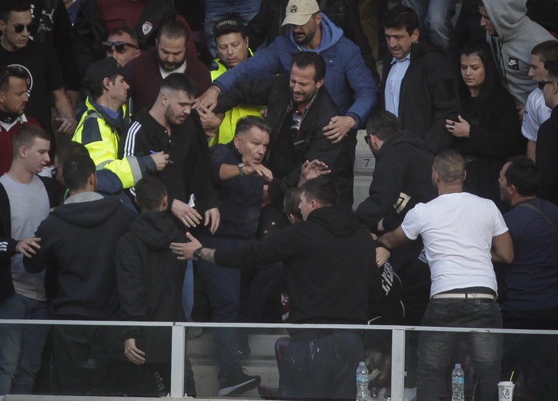 Απίστευτες σκηνές στη Λάρισα: Εξαλλος ο Κούγιας, κατευθύνθηκε προς όσους τον έβριζαν [εικόνες & βίντεο] | iefimerida.gr 3