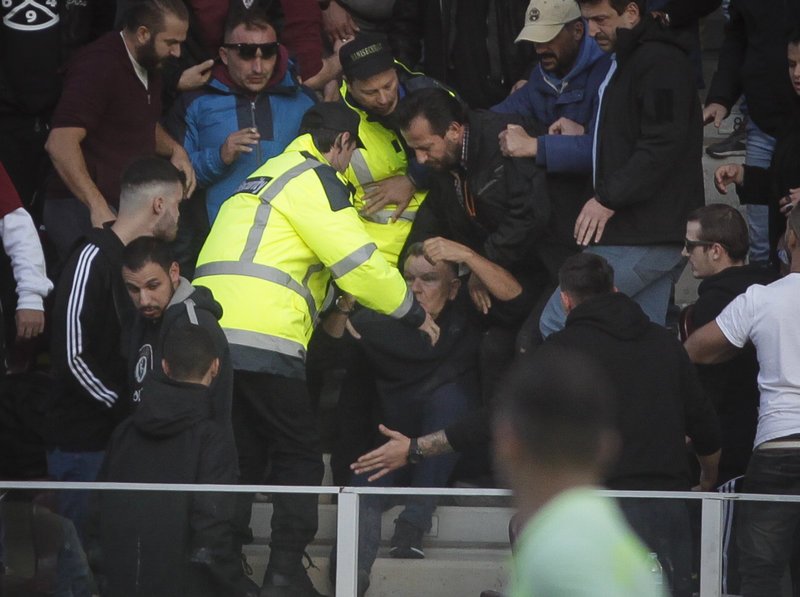 Απίστευτες σκηνές στη Λάρισα: Εξαλλος ο Κούγιας, κατευθύνθηκε προς όσους τον έβριζαν [εικόνες & βίντεο] | iefimerida.gr 2