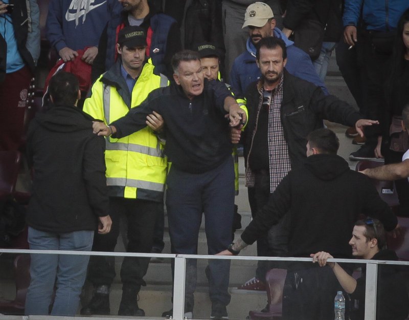 Απίστευτες σκηνές στη Λάρισα: Εξαλλος ο Κούγιας, κατευθύνθηκε προς όσους τον έβριζαν [εικόνες & βίντεο] | iefimerida.gr 1