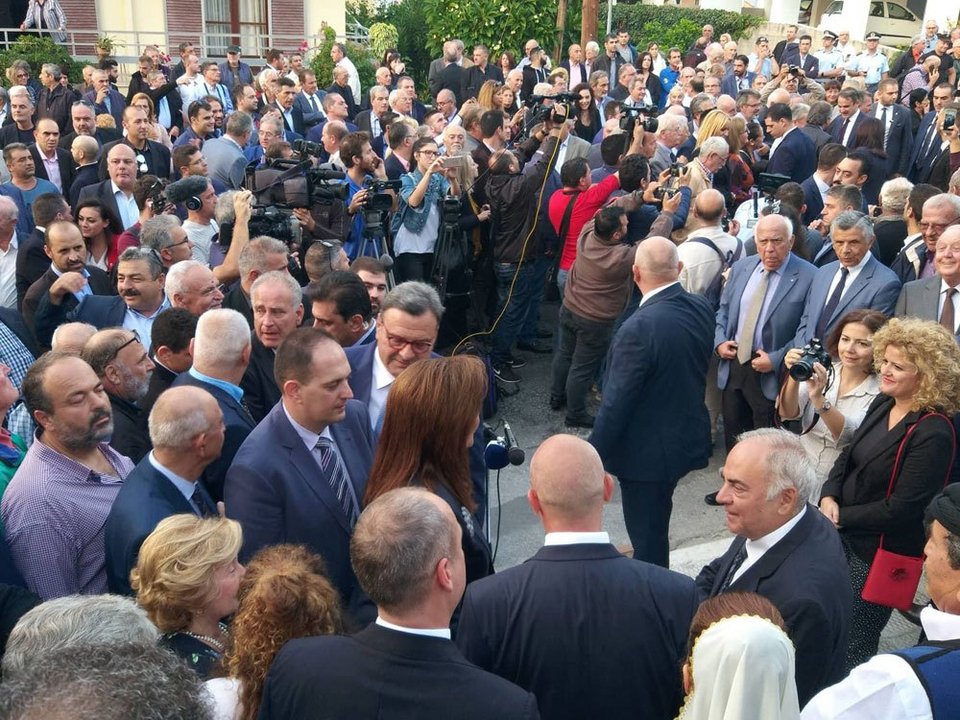 Μια αμπελιτσιά φύτεψε στη μνήμη του πρώην πρωθυπουργού η οικογένεια Μητσοτάκη [εικόνες] | iefimerida.gr 14