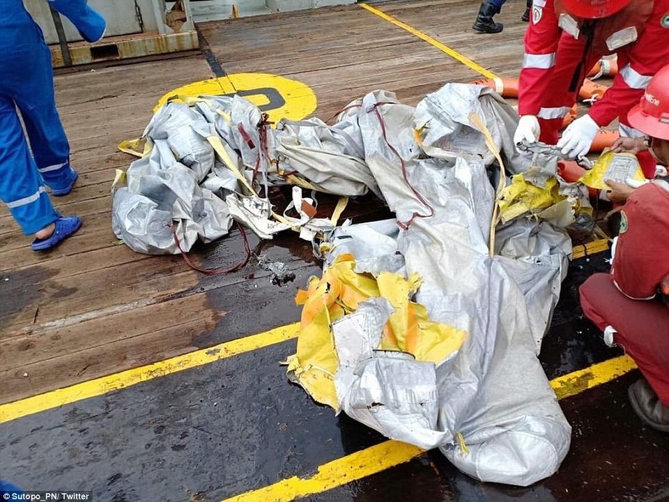Οι διασώστες προσπαθούν να ξεχωρίσουν τα ευρήματα στη θάλασσα.