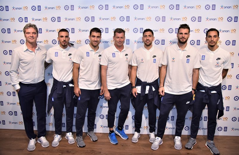Ζήσης Βρύζας – Τεχνικός Διευθυντής Εθνικών Ομάδων, Δημήτρης Κουρμπέλης, Σωκράτης Παπασταθόπουλος, Μίκαελ Σκίμπε – Προπονητής Εθνικής Ομάδας Ποδοσφαίρου, Τάσος Μπακασέτας, Ορέστης Καρνέζης και Κάρλος Ζέκα