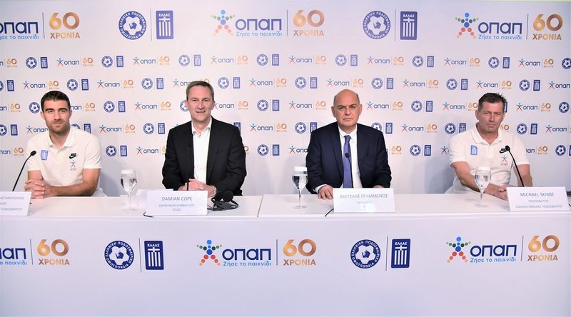 Σωκράτης Παπασταθόπουλος – Αρχηγός Εθνικής Ομάδας Ποδοσφαίρου, Ντάμιαν Κόουπ - Διευθύνων Σύμβουλος ΟΠΑΠ, Βαγγέλης Γραμμένος - Πρόεδρος ΕΠΟ, Μίκαελ Σκίμπε - Προπονητής Εθνικής Ομάδας Ποδοσφαίρου