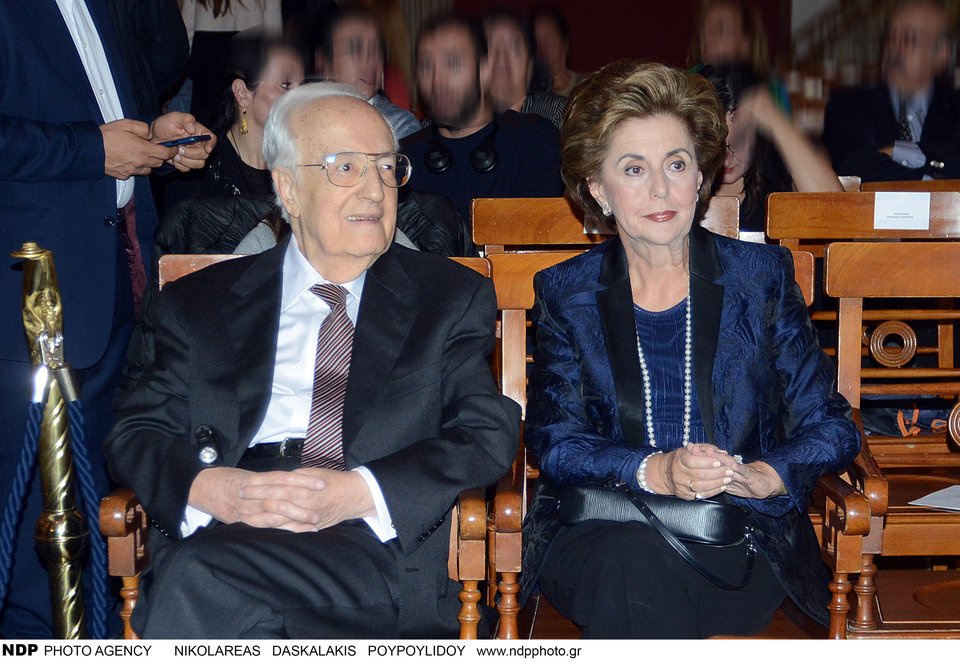 Πλήθος κόσμου κατά τη διάρκεια της τελετής. Παρών ο πρώην πρόεδρος της Δημοκρατίας Χρήστος Σαρτζετάκης