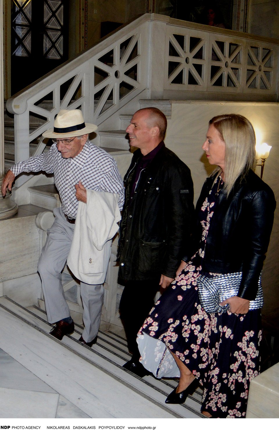 Κατά την είσοδό τους στο ΕΚΠΑ Βασίλης Βασιλικός, Γιάνης Βαρουφάκης, Δανάη Στράτου 