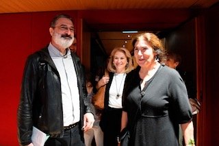 Από αριστερά, ο καλλιτεχνικός Διευθυντής της ΕΛΣ κ. Γιώργος Κουμεντάκης, στο μέσον η Δ/ντρια ΕΚΕ Ομίλου ΕΛΠΕ κα Ράνια Σουλάκη και δίπλα της η Προέδρος του ΚΠΙΣΝ κ. Λυδία Κονιόρδου