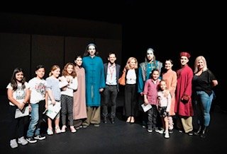 Οι πρωταγωνιστές της παράστασης μαζί με μικρούς θεατές. Στο μέσον της εικόνας ο Διευθυντής της Εναλλακτικής Σκηνής κ. Αλέξανδρος Ευκλείδης δίπλα στην κα Σουλάκη