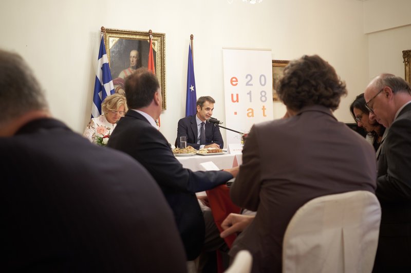 Ο Κυριάκος Μητσοτάκης παρουσίασε στους πρέσβεις το σχέδιο της ΝΔ για υψηλούς ρυθμούς ανάπτυξης