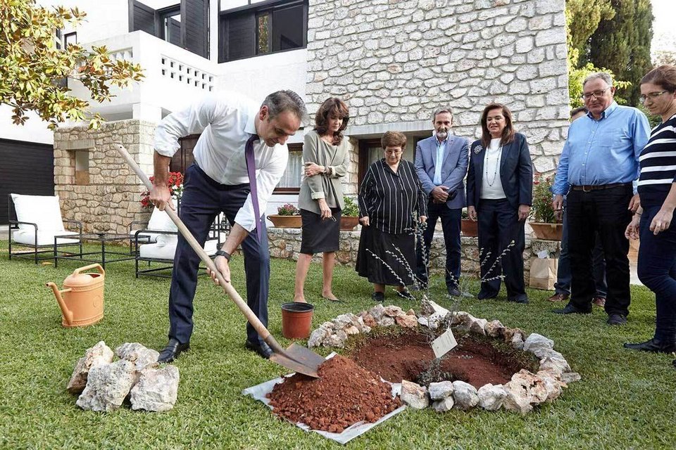 Μια αμπελιτσιά φύτεψε στη μνήμη του πρώην πρωθυπουργού η οικογένεια Μητσοτάκη [εικόνες] | iefimerida.gr 0