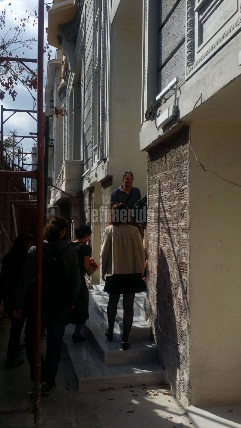Πίσω από τις σκαλωσιές και τα πλαστικά, η είσοδος του Ακροπόλ Παλάς είναι σχεδόν έτοιμη