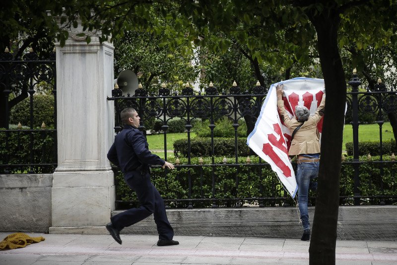 Μόλις οι αστυνομικοί αντιλήφθηκαν τις προθέσεις της Αυγής Βουτσινά έτρεξαν να την εμποδίσουν- φωτογραφία eurokinissi