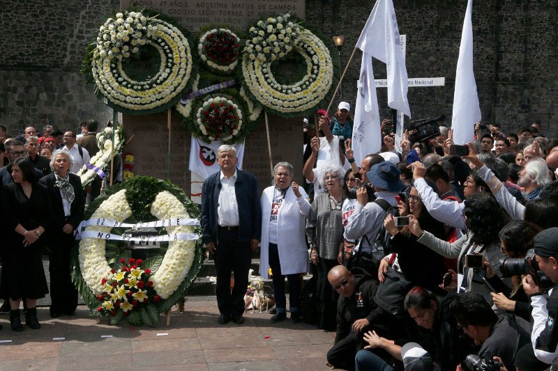 Ο πρόεδρος του Μεξικού Μανουέλ Λόπες Ομπραδόρ με τον ηγέτη του φοιτητικού κινήματος Ιγκάνσια Ροδρίγκεζ στη φετινή, 50η, επέτειο της Σφαγής του Τλατελόλκο. Φωτογραφία: AP Photo/Marco Ugarte