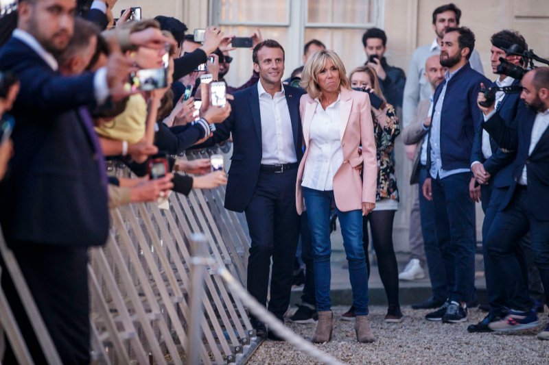 Φωτογραφίες από το ίδιο πάρτι.