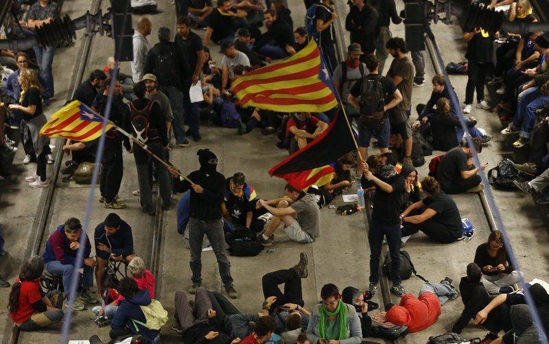 Υποστηρικτές της ανεξαρτησίας της Καταλονίας έκλεισαν σήμερα μια σιδηροδρομική γραμμή, αυτοκινητόδρομους και οδικές αρτηρίες στη Βαρκελόνη
