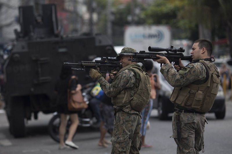 Μόνον τον περασμένο χρόνο σχεδόν 64.000 άνθρωποι δολοφονήθηκαν αναγκάζοντας την κυβέρνηση να κατεβάσει στρατό στους δρόμους του Ρίο ντε Τζανέιρο (Φωτογραφία: ΑΡ)