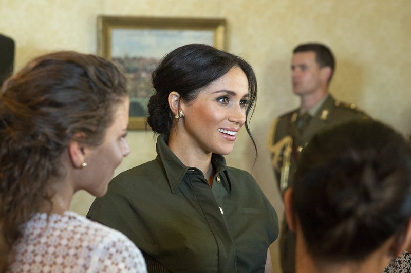 Με διαφορετικό ρούχο και διαφορετικό μαλλί, η Μέγκαν Μαρκλ έκανε και δεύτερη εμφάνιση στην ίδια ημέρα.