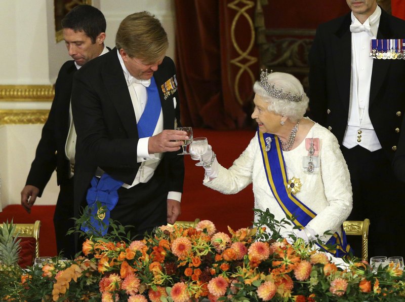 Η βασίλισσα Μαξίμα... προσπάθησε αλλά την έσβησε η εντυπωσιακή Κέιτ Μίντλετον -Μαζί, στο ίδιο δείπνο [εικόνες] | iefimerida.gr 8