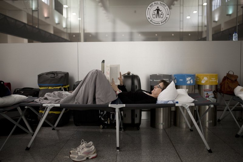 Ανθρωποι κοιμούνται σε ράντζα, κάποιοι βρίσκονται στο αεροδρόμιο από την Πέμπτη