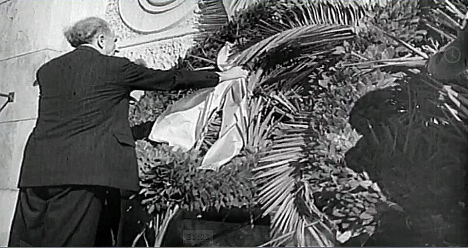 Καταθέτει στεφάνι