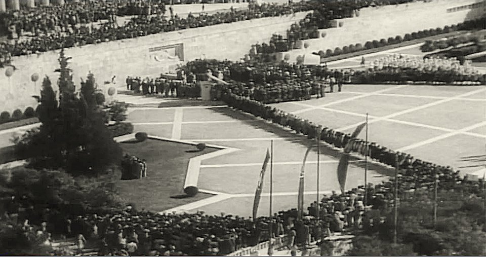 Περιστοιχισμένος από πλήθος κόσμου