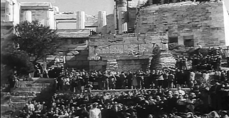 Ανθρωποι κρέμονταν από το βράχο!