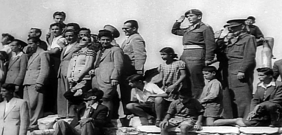 Πλήθος κόσμου είχε συγκεντρωθεί από νωρίς για να πανηγυρίσει και να δει την ελληνική σημαία να υψώνεται ξανά στην Ακρόπολη!