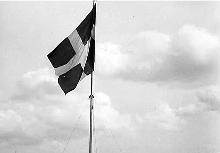 Η γαλανόλευκη κυμάτιζε ξανά στον Ιερό Βράχο της Ακρόπολης