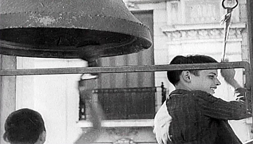 Οι καμπάνες χτυπούσαν χαρμόσυνα από άκρη σε άκρη της πόλης