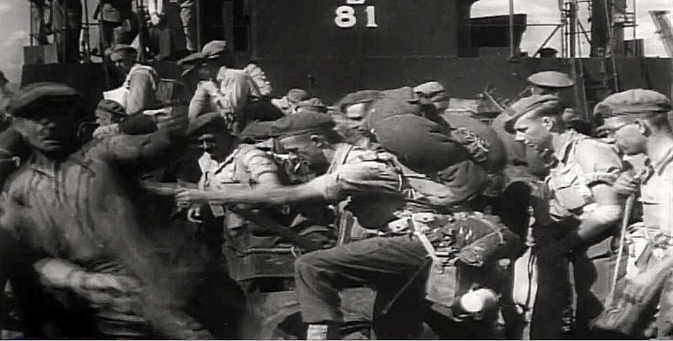 Τα βρετανικά στρατεύματα αποβιβάζονται στον Πειραιά