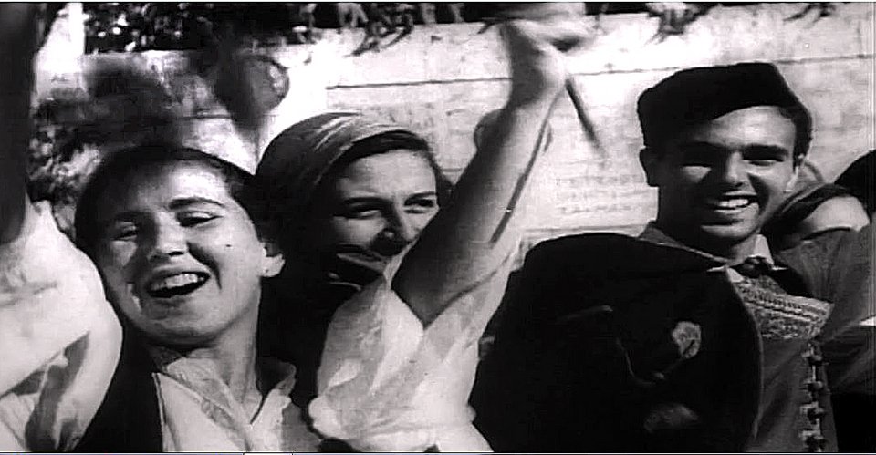 Ο λαός ξεχύθηκε στους δρόμους πανηγυρίζοντας