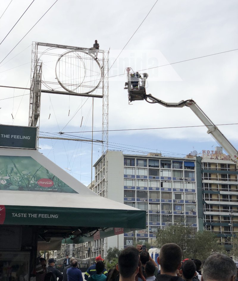 Η απίστευτη ιστορία του άνδρα που απειλούσε να αυτοκτονήσει στην Ομόνοια [εικόνες & βίντεο] | iefimerida.gr 8