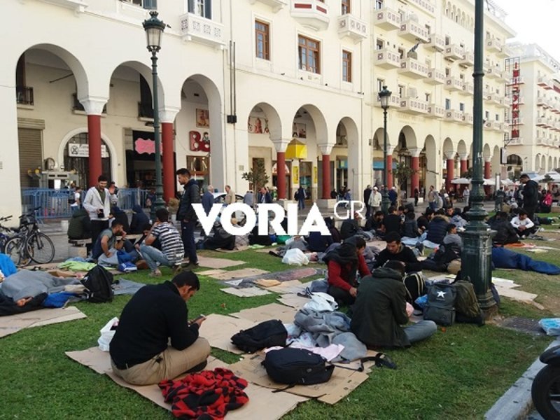 Μικροί και μεγάλοι κάθε ηλικίας, από το Ιράν και το Ιράκ, έχουν κατασκηνώσει στον κεντρικό άξονα της Θεσσαλονίκης
