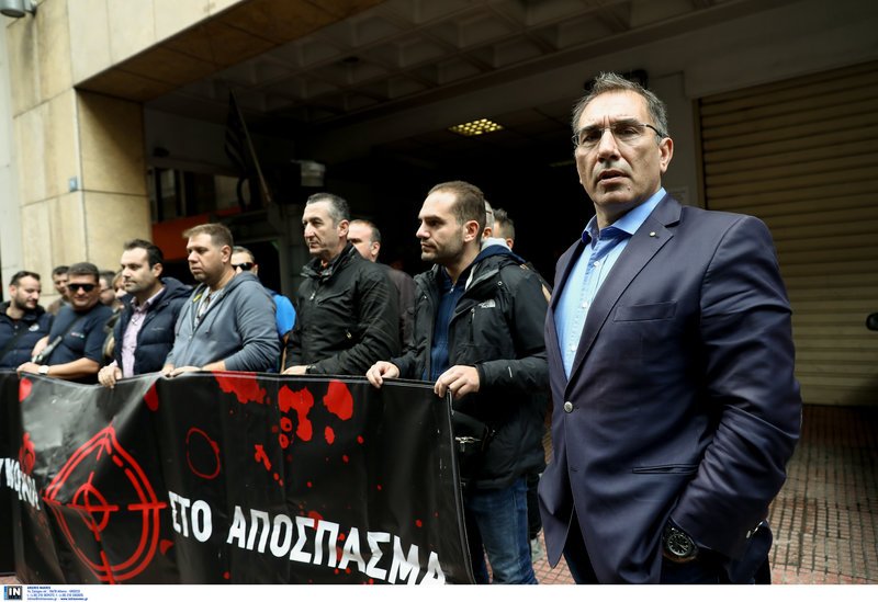 Ο Δ. Καμμένος μαζί με τους αστυνομικούς