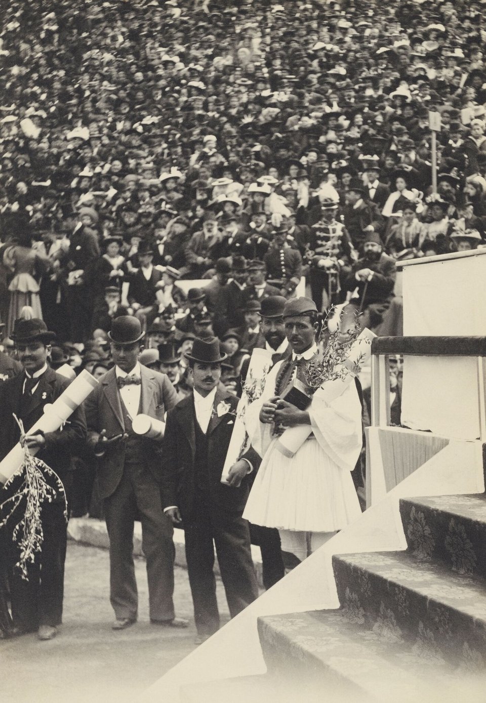 Ολυμπιακοί Αγώνες του 1896. Ο Σπύρος Λούης φωτογραφίζεται μαζί με άλλους ολυμπιονίκες κατά την τελετή απονομής των μεταλλίων και των διπλωμάτων. Αθήνα, 1896. Φωτογράφος Albert Meyer. Φωτογραφικά Αρχεία Μουσείου Μπενάκη