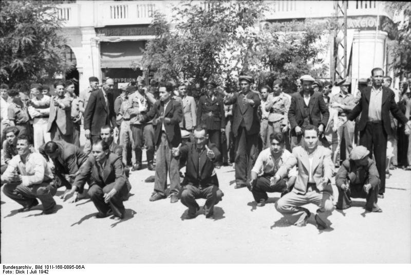To «Mαύρο Σάββατο» 11 Ιουλίου 1942, όταν οι Ναζί συγκέντρωσαν τους Εβραίους της Θεσσαλονίκης για να τους στείλουν στα στρατόπεδα εξόντωσης. Φωτογραφία: Bundesarchiv