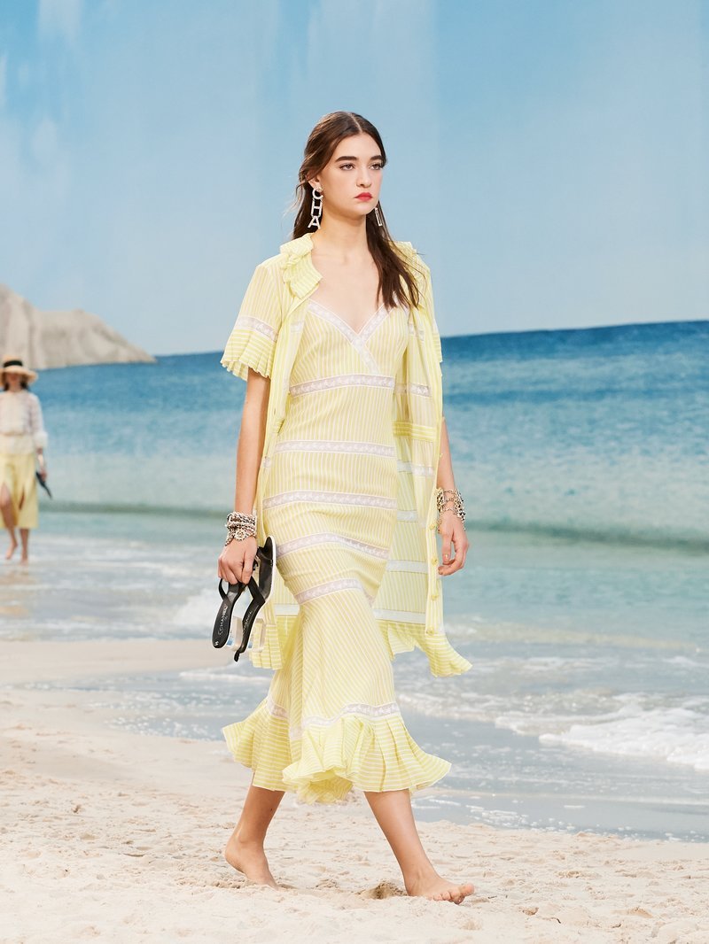 Ξαφνικά, μια παραλία ξεφύτρωσε στην καρδιά του Παρισιού -Αποθέωση του καλοκαιριού, το σόου της Chanel [εικόνες] | iefimerida.gr 20