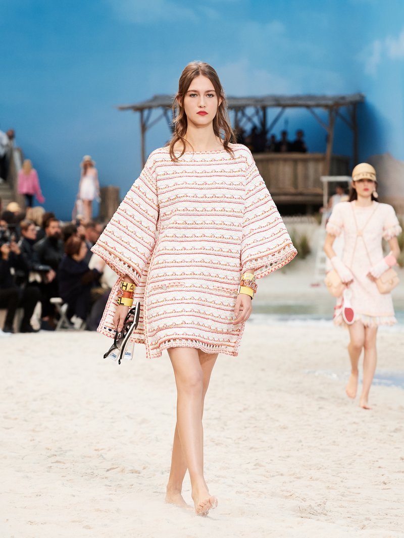 Ξαφνικά, μια παραλία ξεφύτρωσε στην καρδιά του Παρισιού -Αποθέωση του καλοκαιριού, το σόου της Chanel [εικόνες] | iefimerida.gr 28