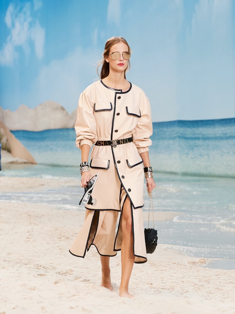 Ξαφνικά, μια παραλία ξεφύτρωσε στην καρδιά του Παρισιού -Αποθέωση του καλοκαιριού, το σόου της Chanel [εικόνες] | iefimerida.gr 31