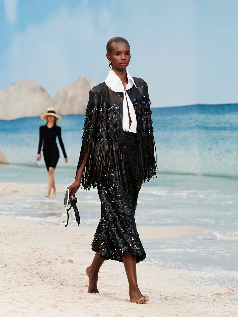 Ξαφνικά, μια παραλία ξεφύτρωσε στην καρδιά του Παρισιού -Αποθέωση του καλοκαιριού, το σόου της Chanel [εικόνες] | iefimerida.gr 38
