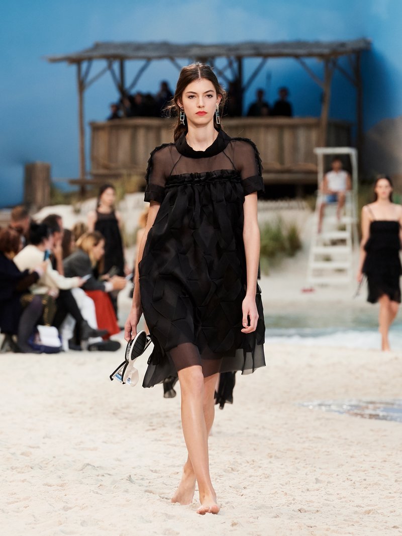 Ξαφνικά, μια παραλία ξεφύτρωσε στην καρδιά του Παρισιού -Αποθέωση του καλοκαιριού, το σόου της Chanel [εικόνες] | iefimerida.gr 40