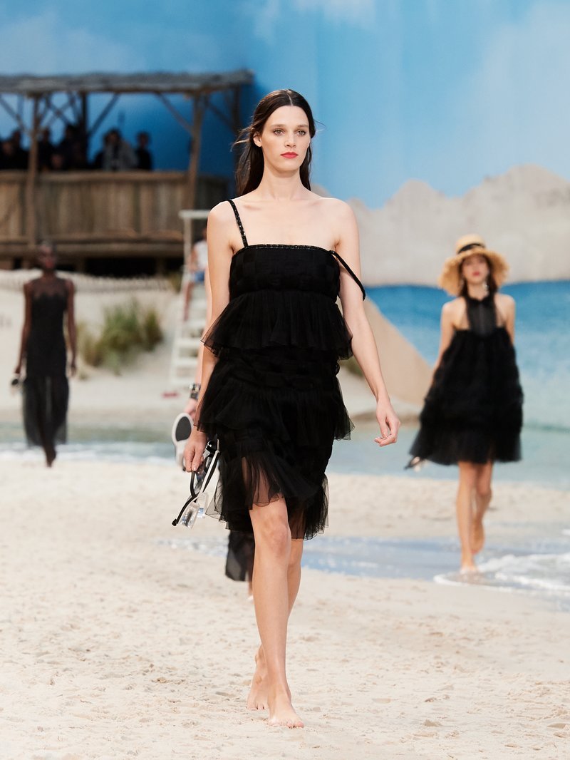 Ξαφνικά, μια παραλία ξεφύτρωσε στην καρδιά του Παρισιού -Αποθέωση του καλοκαιριού, το σόου της Chanel [εικόνες] | iefimerida.gr 41