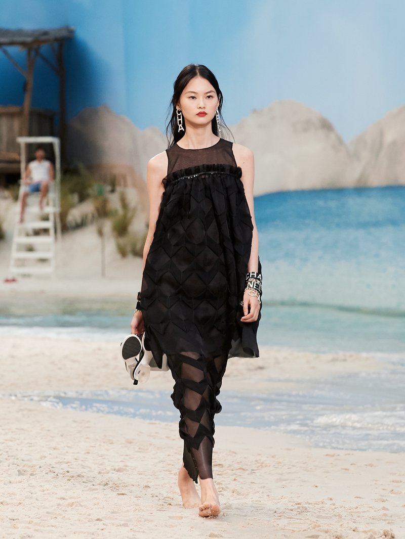 Ξαφνικά, μια παραλία ξεφύτρωσε στην καρδιά του Παρισιού -Αποθέωση του καλοκαιριού, το σόου της Chanel [εικόνες] | iefimerida.gr 42