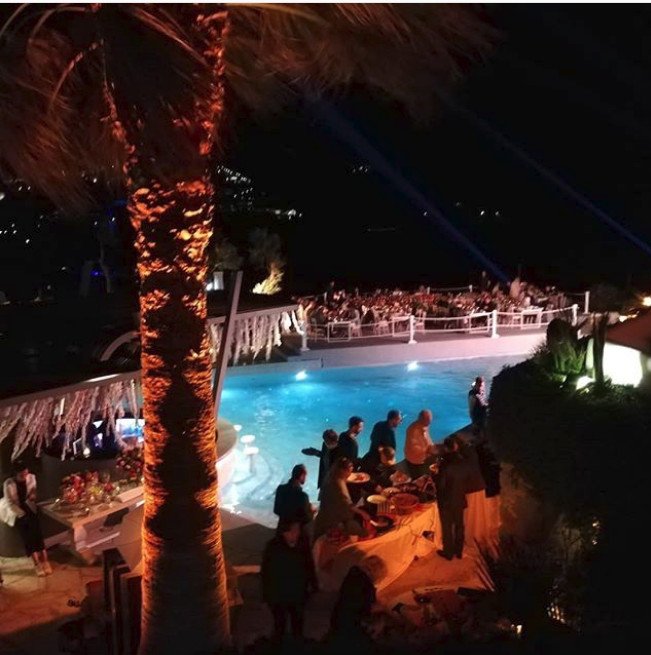 Εικόνα από τη δεξίωση στο ξενοδοχείο του γαμπρού στη Μύκονο