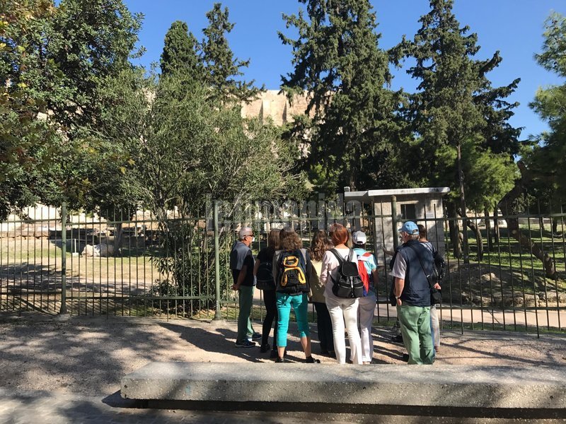 Μάλιστα ζητήθηκε κατανόηση, αλληλεγγύη συμπαράσταση από τους τουρίστες που αρκέστηκαν σε μακρινές φωτογραφίες του ιερού βράχου.