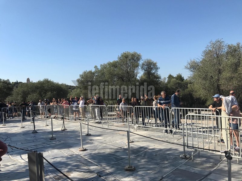 Έτσι, αντί για περιήγηση στον Παρθενώνα οι εκατοντάδες ξένοι επισκέπτες που βρέθηκαν στο σημείο αποχωρούσαν απογοητευμένοι λαμβάνοντας ένα φυλλάδιο που τους ενημέρωνε για τους λόγους της σημερινής κινητοποίησης.