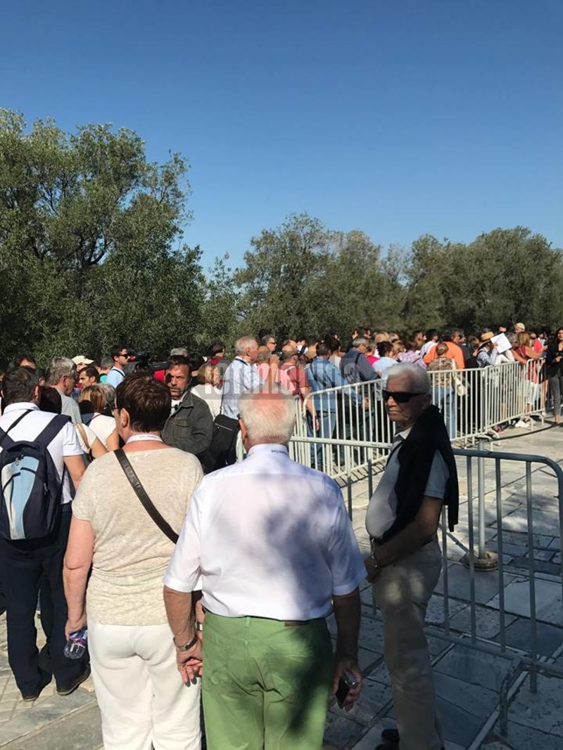 Επιπλέον, απαιτούν η κυβέρνηση να δώσει στη δημοσιότητα τη λίστα των αρχαιολογικών χώρων, των μνημείων και των μουσείων προς διάθεση καθώς και τα ονόματα των υπαλλήλων που την κατάρτισαν και την παρέδωσαν στο υπουργείο Οικονομικών.