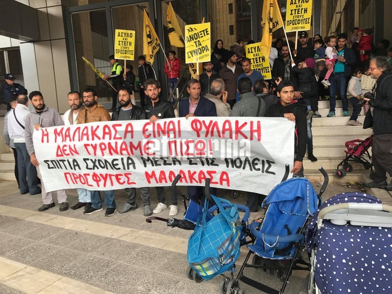 Οι πρόσφυγες ζητούν «εδώ και τώρα» λύση στο θέμα τους καθώς ανάμεσα τους βρίσκονται πολλες μητέρες με τα ανήλικα παιδιά τους καθώς και άλλοι που έχουν χάσει συγγενείς.