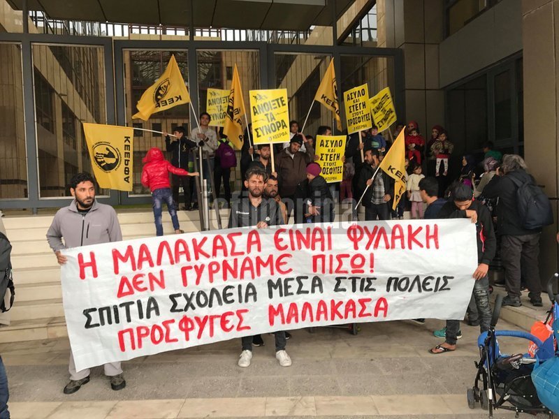 Εκτοτε πολλοί πρόσφυγες εγκατέλειψαν το κέντρο υποδοχής με αποτέλεσμα να διαμένουν για ημέρες σε δρόμους και πάρκα της Αθηνάς