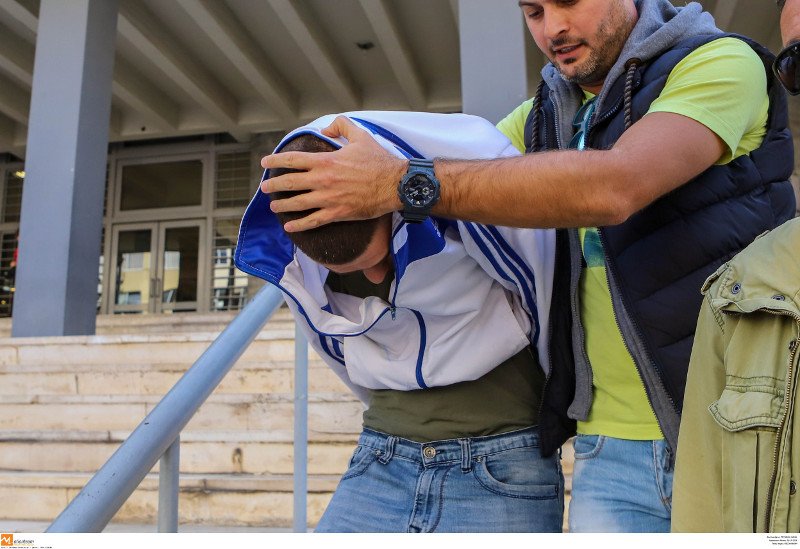 Ο 24χρονος οδηγείται στον ανακριτή για την δολοφονία της 77χρονης- φωτγραφια eurokinissi